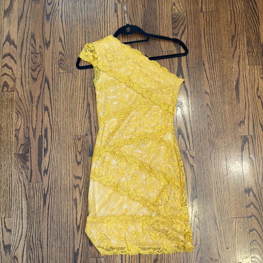 Bebe lace bodycon one shoulder